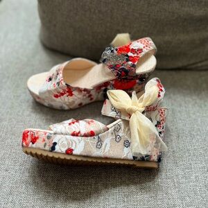 New floral open toe wedge, size 8